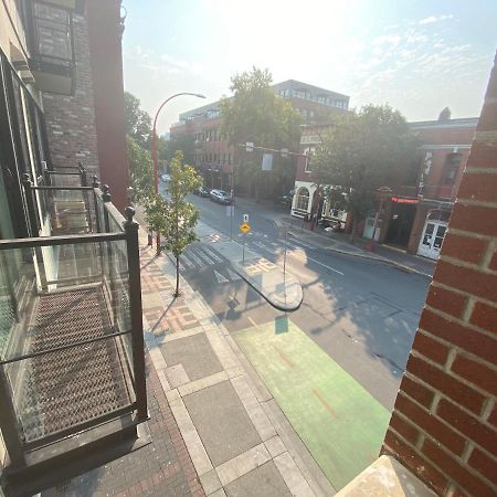 Downtown Heritage Condo With Parking 빅토리아 외부 사진