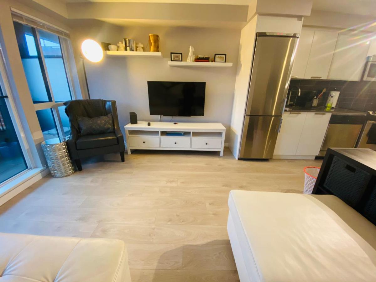 Downtown Heritage Condo With Parking 빅토리아 외부 사진