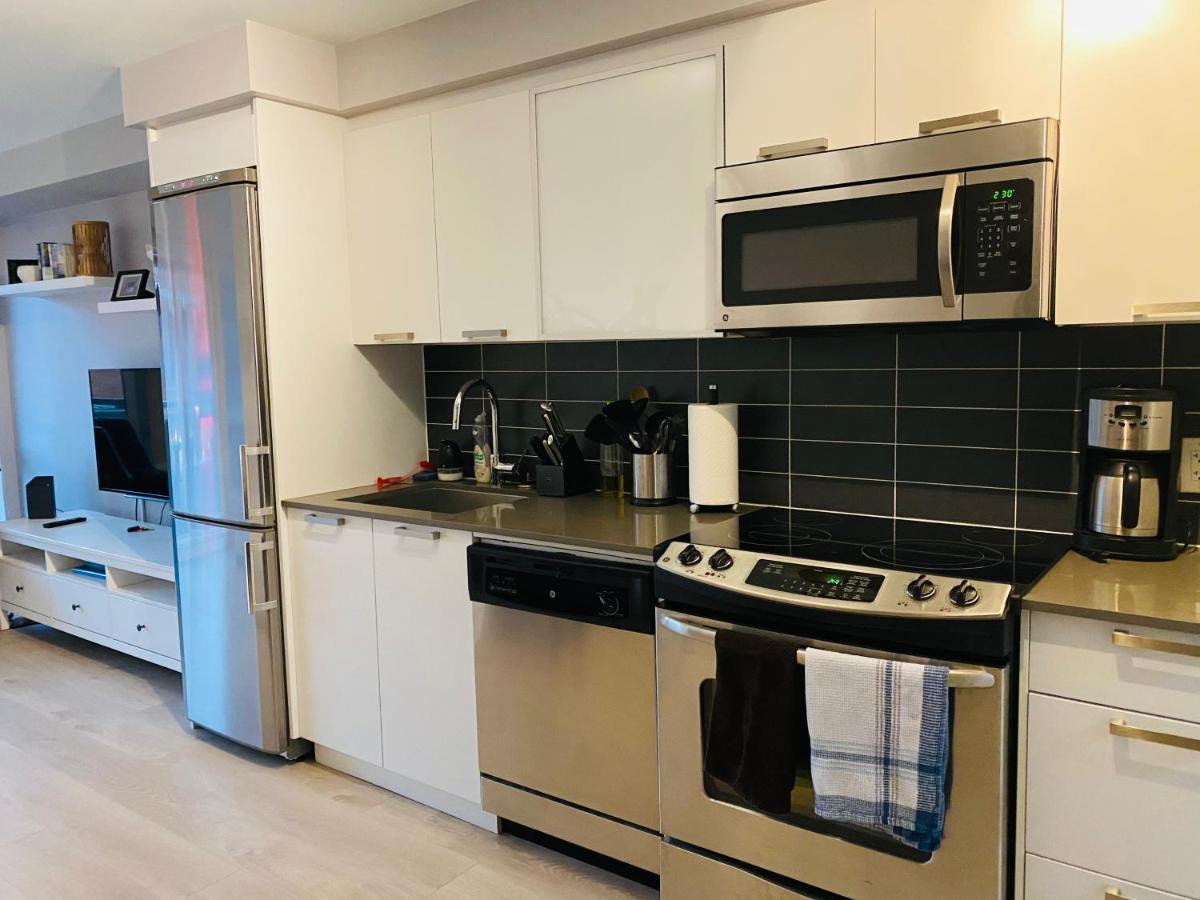 Downtown Heritage Condo With Parking 빅토리아 외부 사진