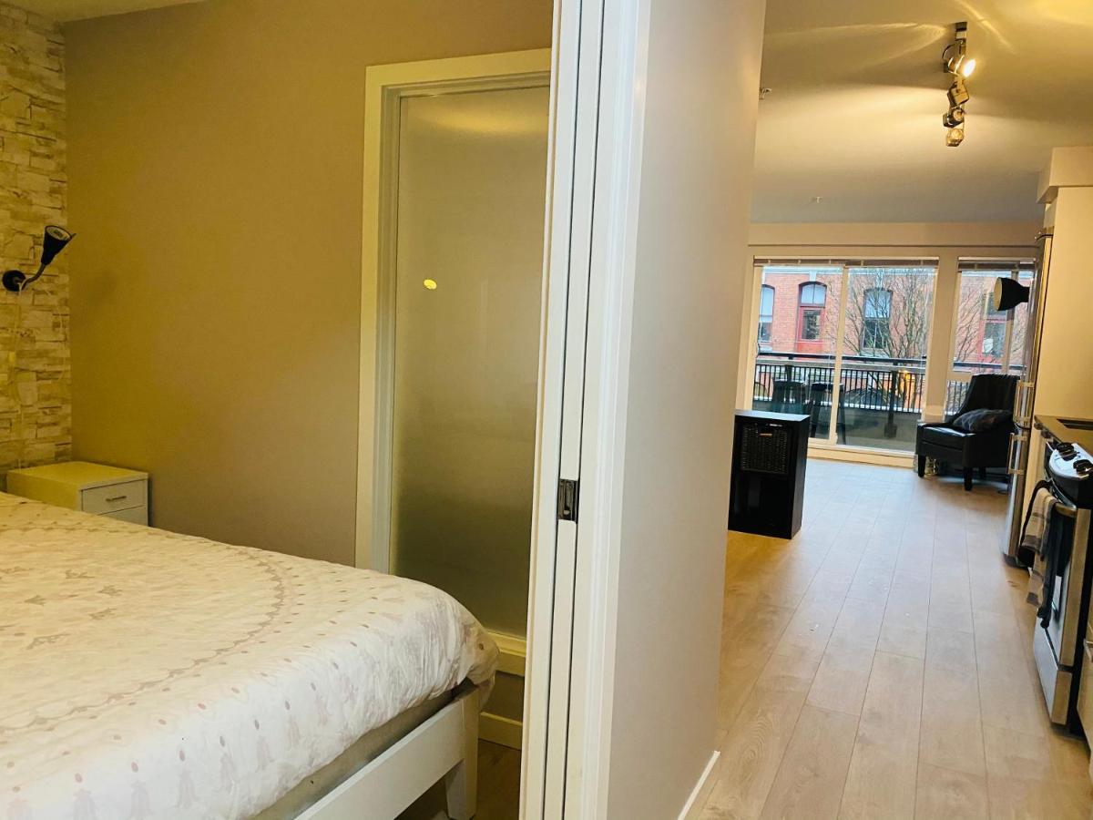 Downtown Heritage Condo With Parking 빅토리아 외부 사진