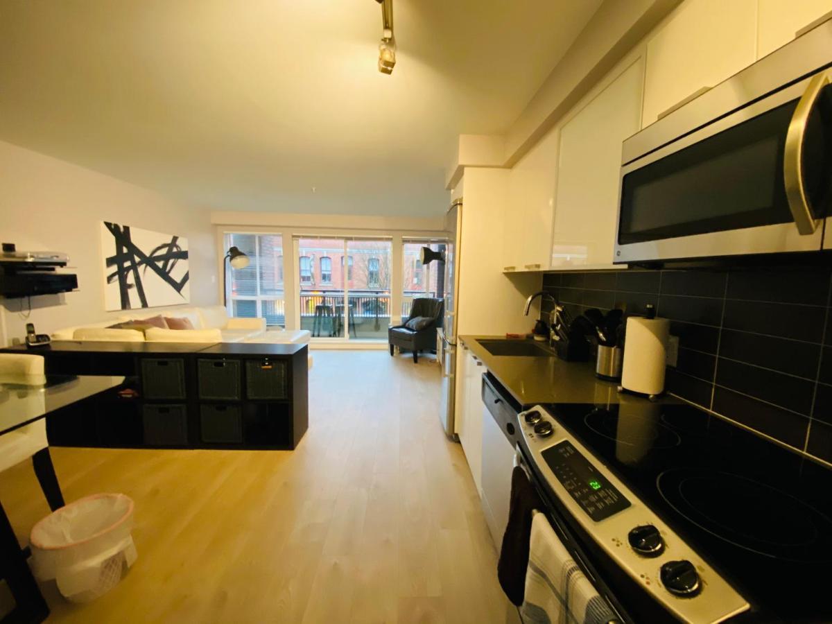 Downtown Heritage Condo With Parking 빅토리아 외부 사진