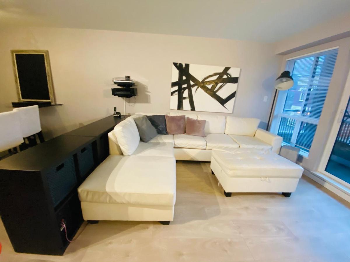 Downtown Heritage Condo With Parking 빅토리아 외부 사진