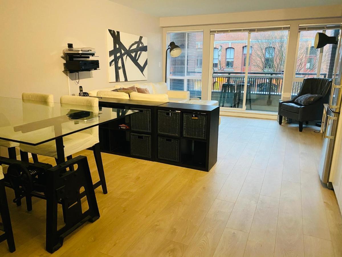 Downtown Heritage Condo With Parking 빅토리아 외부 사진
