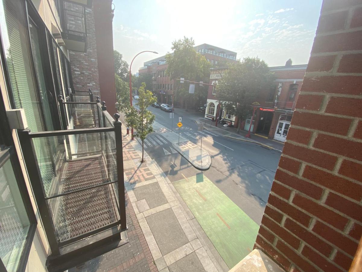 Downtown Heritage Condo With Parking 빅토리아 외부 사진