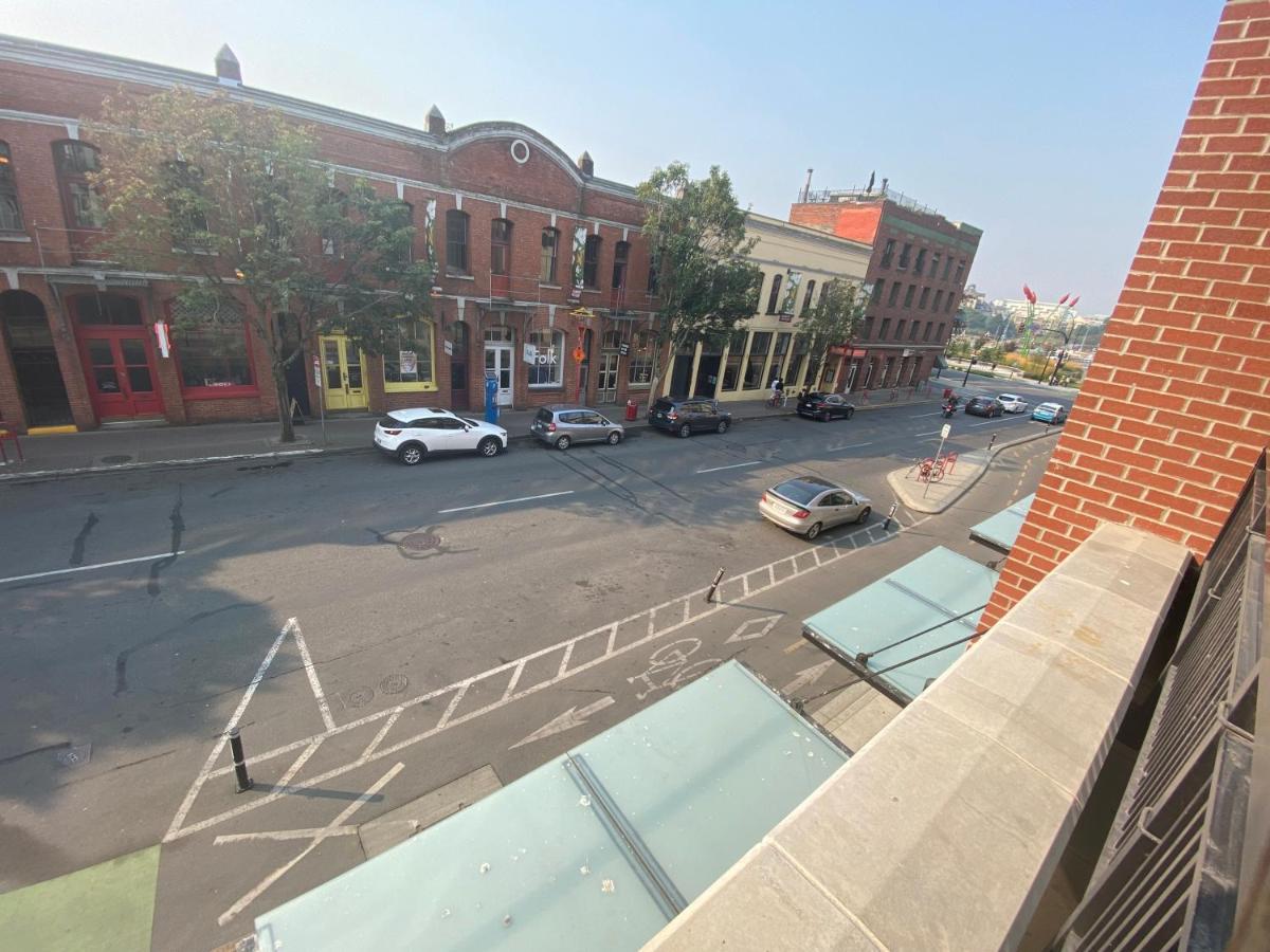 Downtown Heritage Condo With Parking 빅토리아 외부 사진