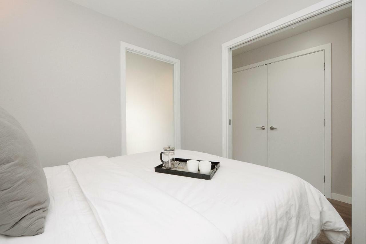 Downtown Heritage Condo With Parking 빅토리아 외부 사진