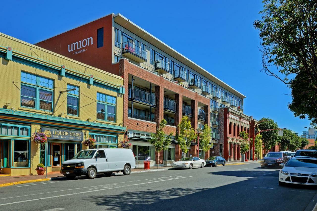 Downtown Heritage Condo With Parking 빅토리아 외부 사진