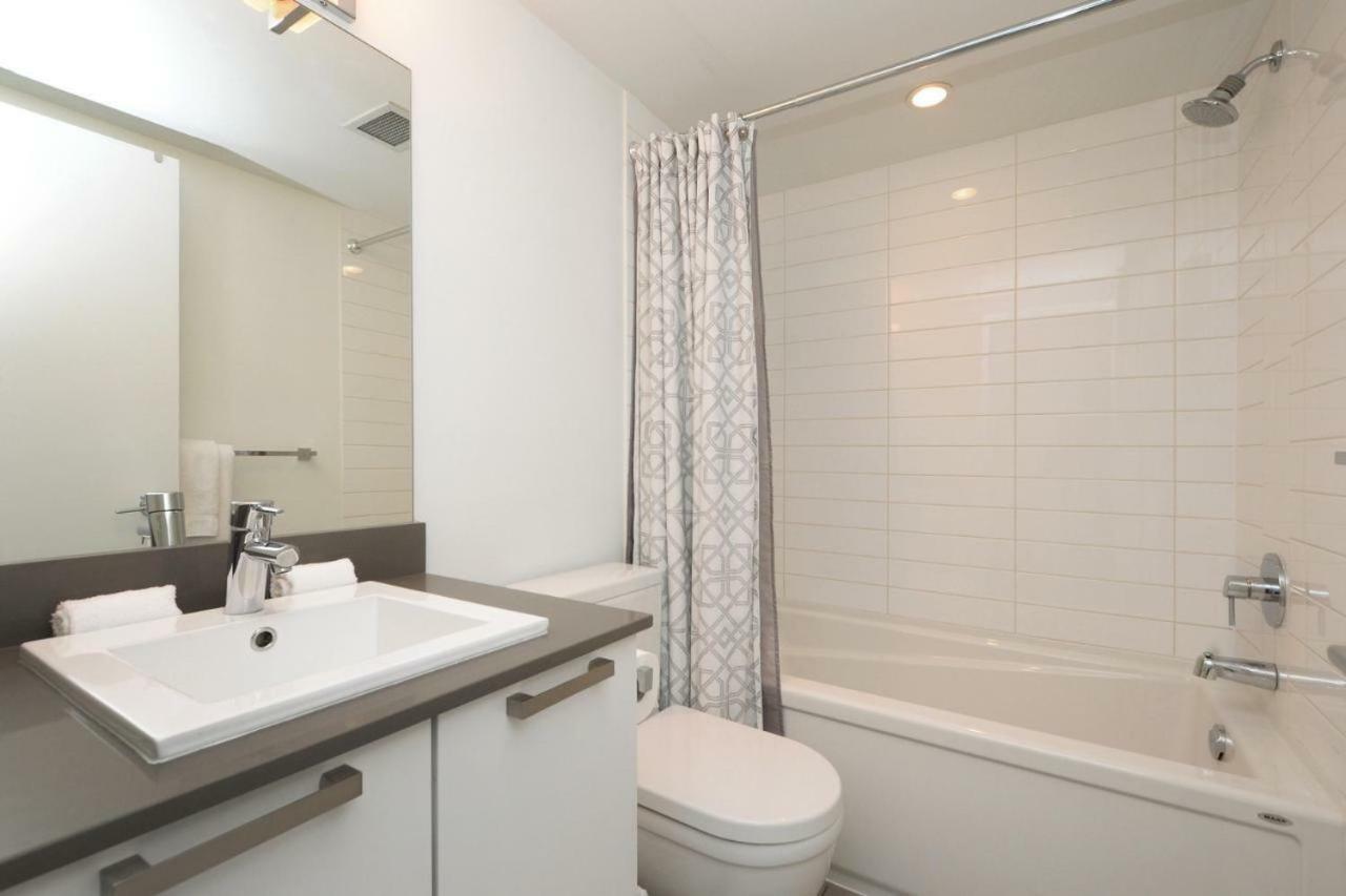 Downtown Heritage Condo With Parking 빅토리아 외부 사진