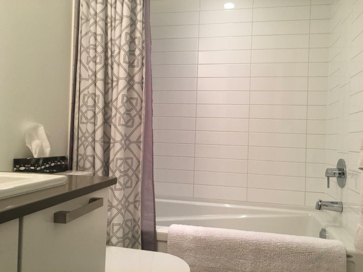 Downtown Heritage Condo With Parking 빅토리아 외부 사진