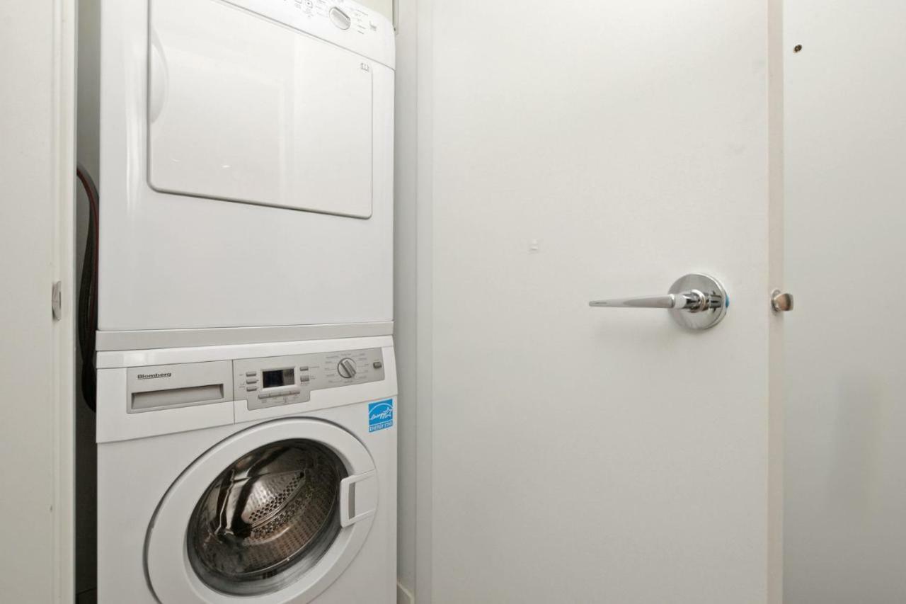 Downtown Heritage Condo With Parking 빅토리아 외부 사진