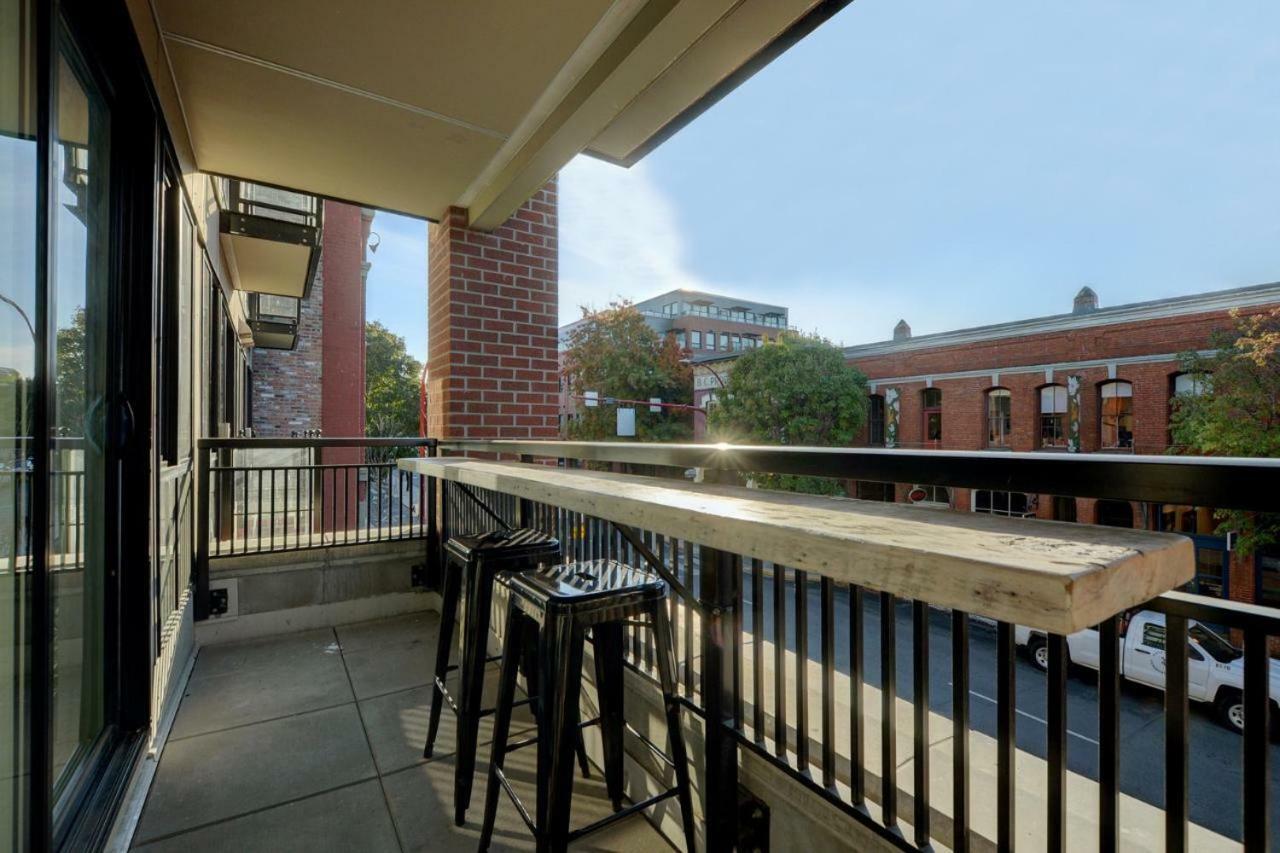 Downtown Heritage Condo With Parking 빅토리아 외부 사진